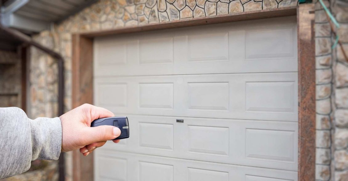 A garagem é um dos espaços mais exigentes de uma residência ou comércio. Precisa ser resistente à umidade, fácil de limpar e ao mesmo tempo manter um visual organizado